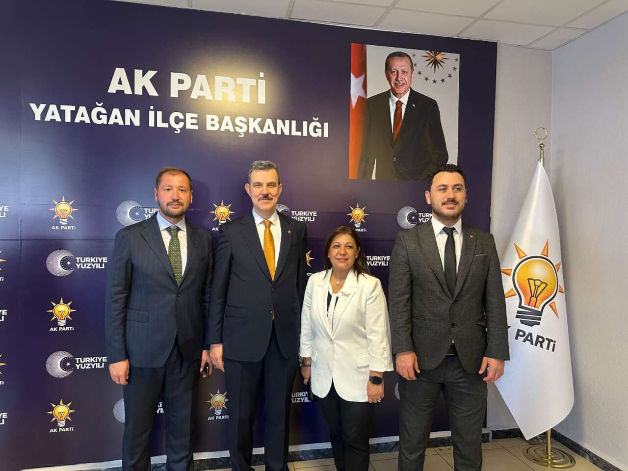 AK Parti Yatağan İlçe Başkanlığının Yeni Hizmet Binası Açıldı: 7 Gence Rozet Takıldı 6